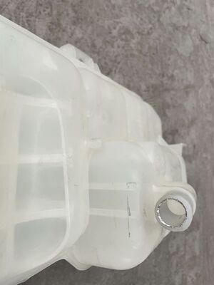 Original Sino Truck Spare Parts Expansion Tank WG9719530260